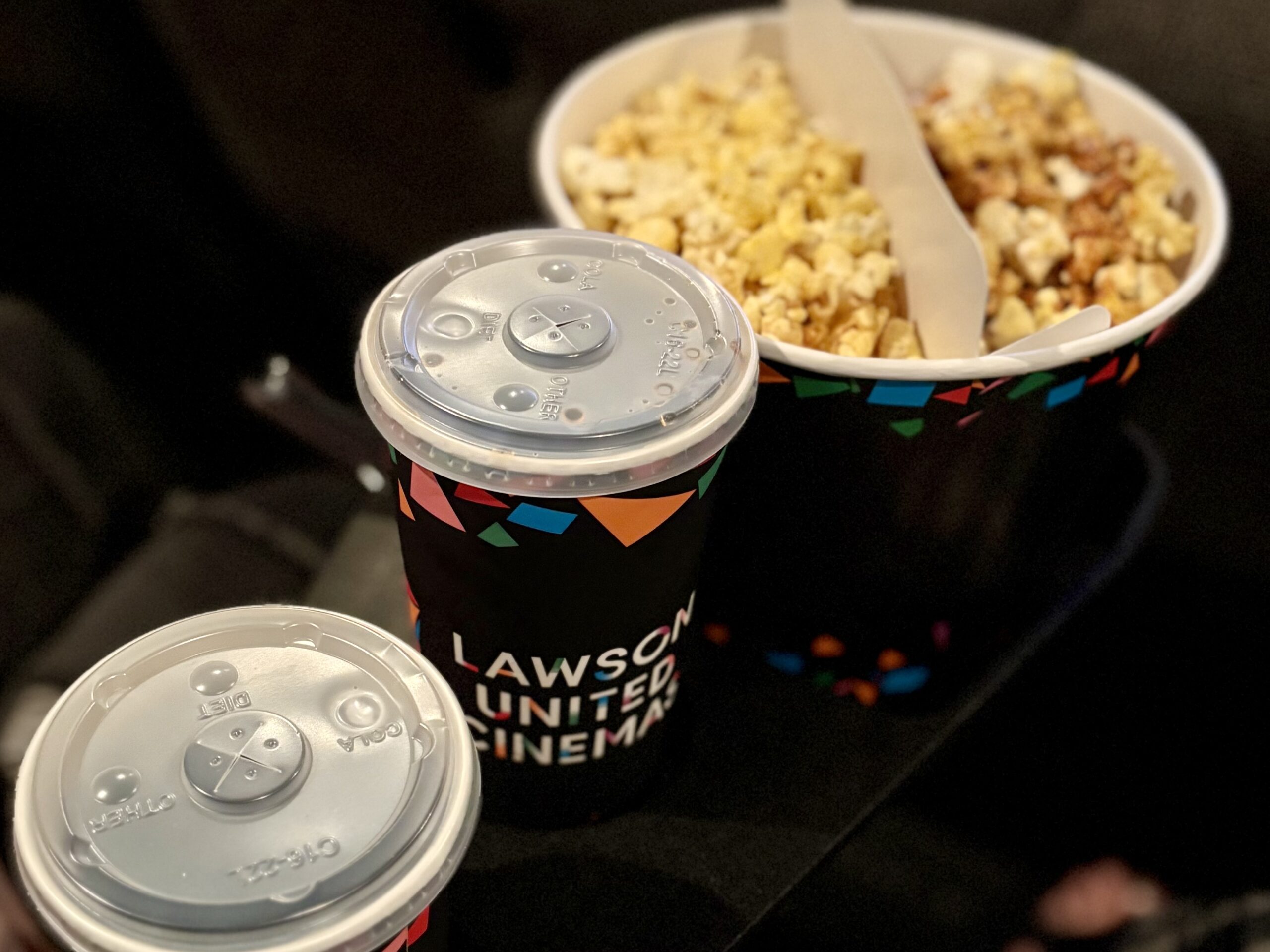 映画館の椅子、ポップコーンとドリンク