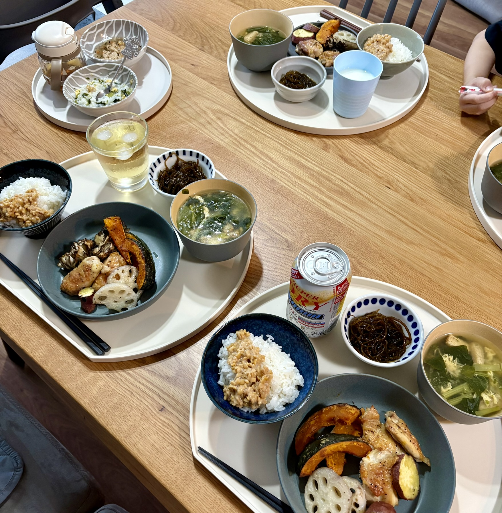 お盆を使っている食卓